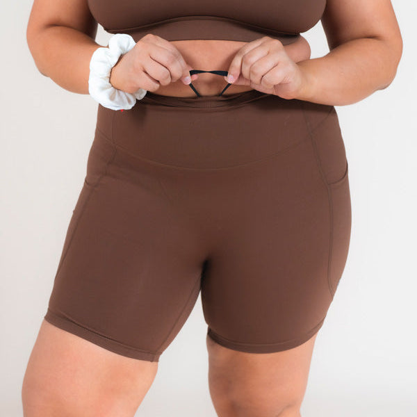 MAAREE Uplift pocket short in coffee